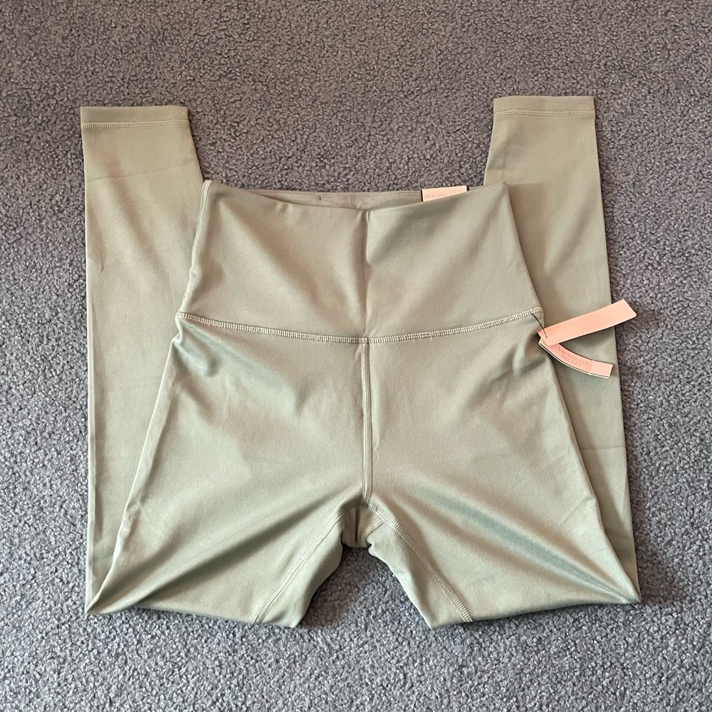 Victoria Secret Incredible Essential High-Rise 7/8 Legging - Size 4 (NWT)